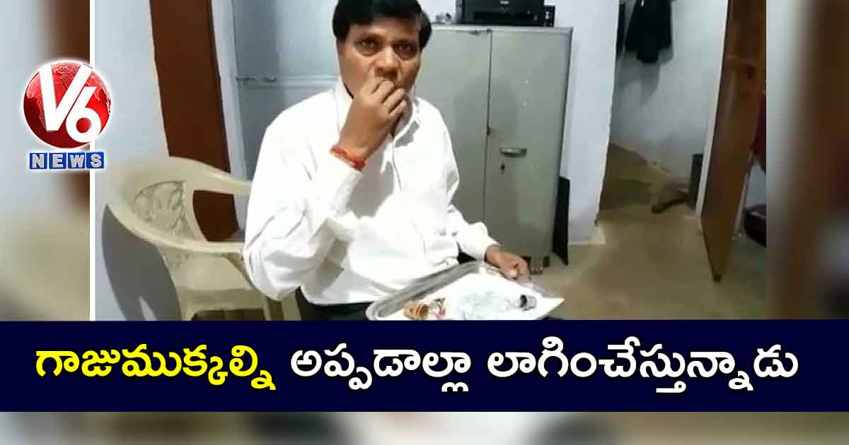 గాజుముక్కల్ని అప్పడాల్లా లాగించేస్తున్నాడు