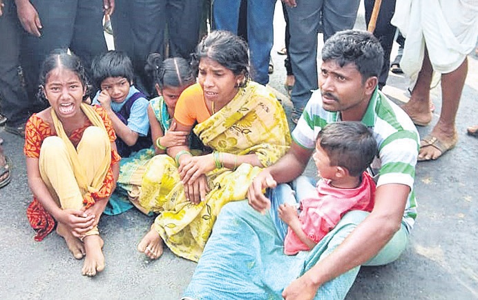 పోలీసులు లంచం అడిగారని పెట్రోల్ పోసుకున్నరు