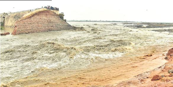 సరళాసాగర్కు గండి ఒక టీఎంసీ నీరు ఏటిపాలు