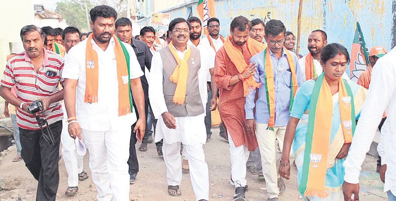 ముఖ్యమంత్రిని చేస్తానని దళితులను మోసం చేసిండు