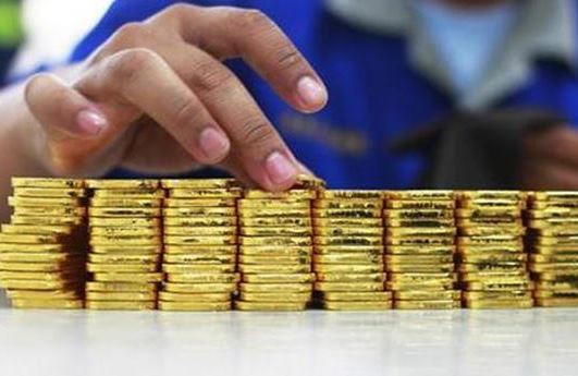 గోల్డ్‌‌ దిగుమతి తగ్గించిన్రు..