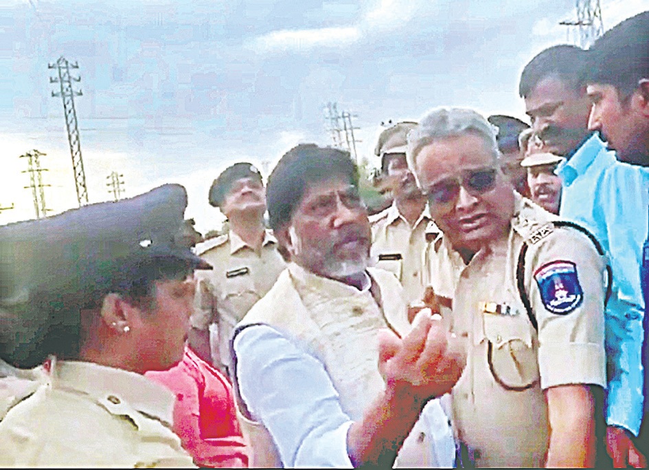 కేటీఆర్ ఫాంహౌస్కు వెళ్లడానికి కాంగ్రెస్ ఎమ్మెల్యేల యత్నం