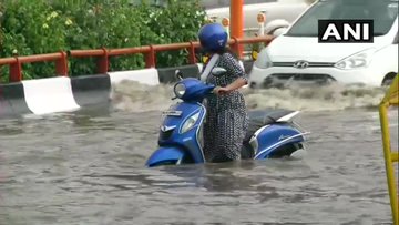 ఢిల్లీలో వడగళ్ల వాన.. రోడ్లపైనే నిలిచిపోయిన వాహనాలు