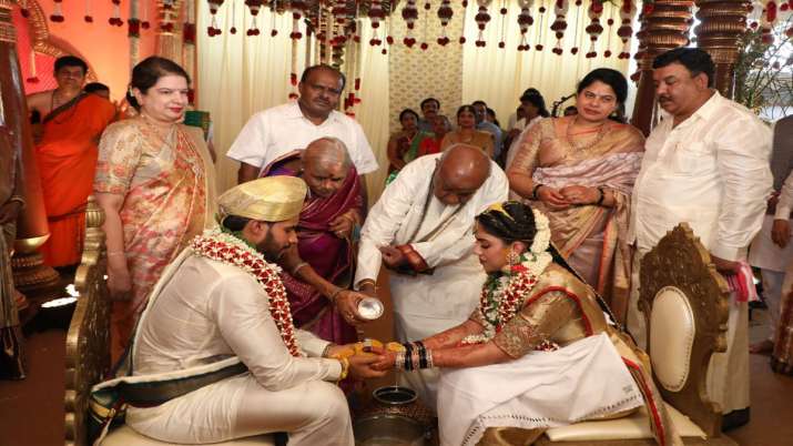 రూల్స్ పాటించకుండానే దేవేగౌడ మనువడి పెళ్లి