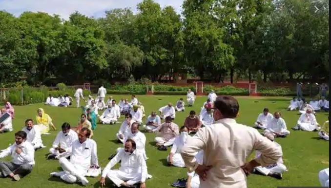 రాజ్‌భవన్‌ లాన్‌లో ఆందోళనకు దిగిన కాంగ్రెస్‌ ఎమ్మెల్యేలు