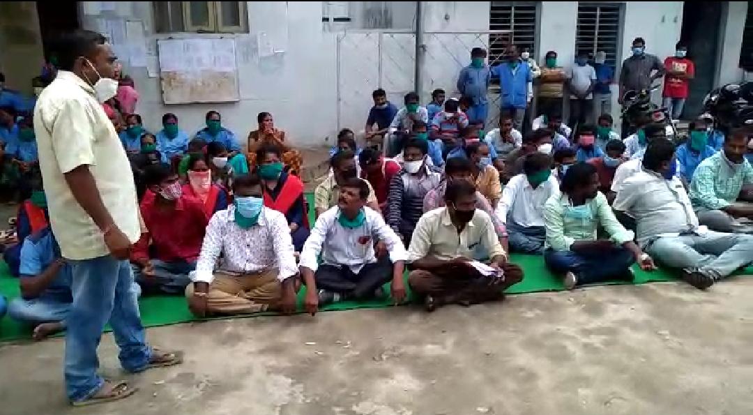 వరంగల్ ఎంజీఎంలో కాంట్రాక్ట్ ఉద్యోగుల నిరసన