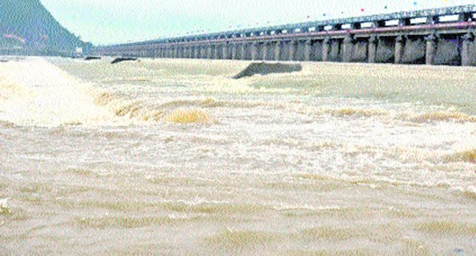 శ్రీశైలానికి భారీగా వరద నీరు