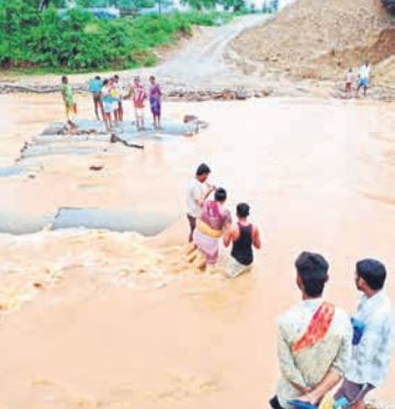 పురిటి నొప్పులతో.. వాగులో నడుస్తూ..