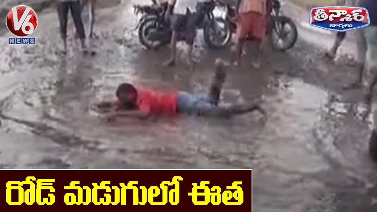 Innovative Protest On Damaged Roads | V6 Teenmaar News