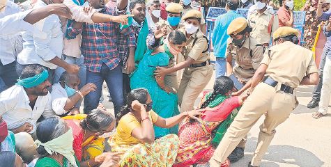 నిర్బంధాలను తెంచుకొని కదం తొక్కిన రైతులు