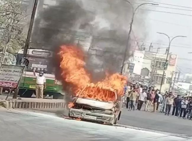 నడిరోడ్డుపై కారు దగ్ధం