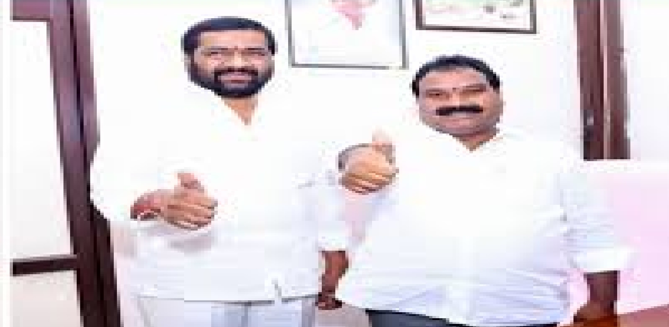 పట్టించుకోకుండా వెళ్లిపోయారు: వ్యక్తిని ఢీకొట్టిన డీసీసీబీ చైర్మన్ కారు