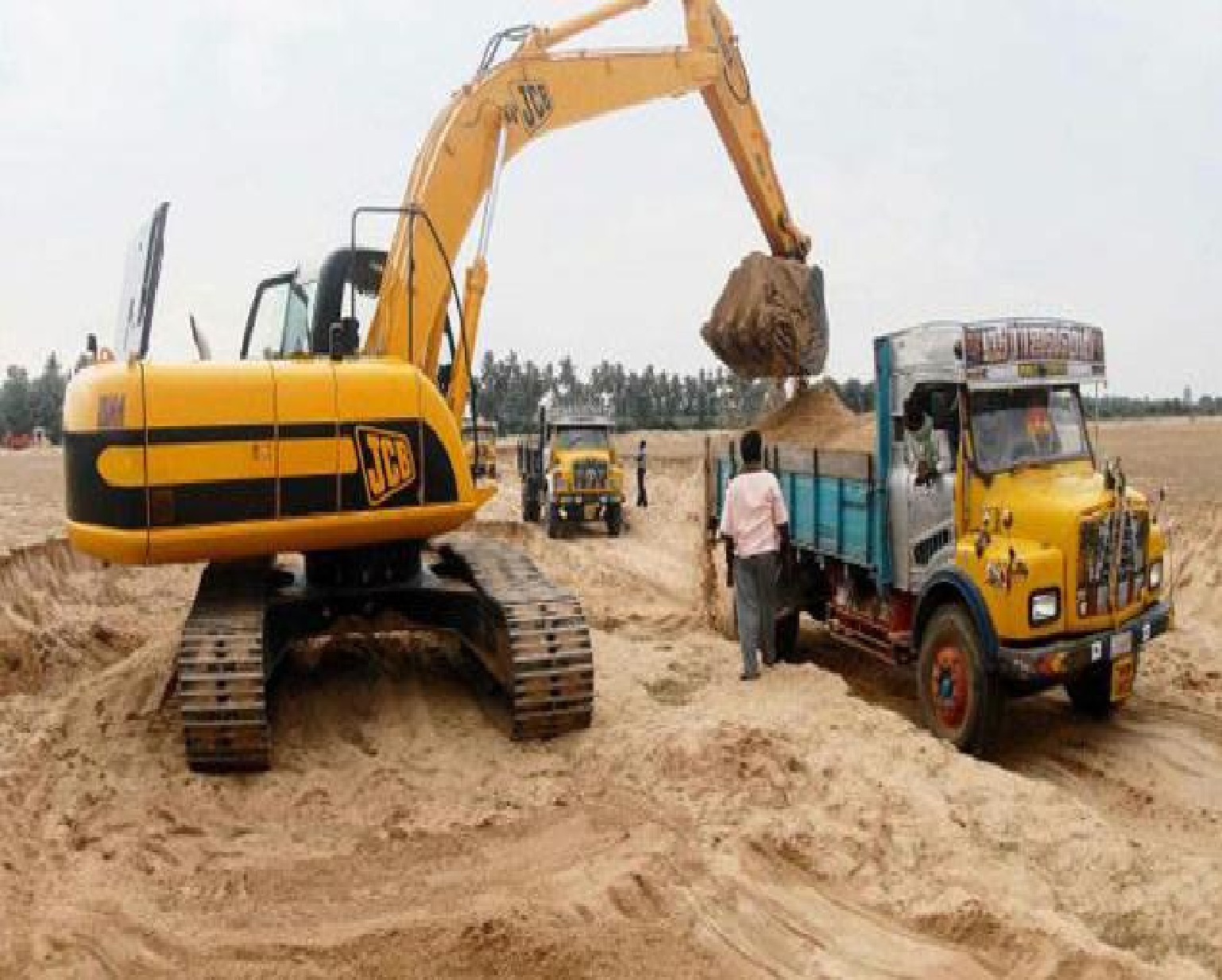 ఫారెస్ట్ సిబ్బంది, కానిస్టేబుల్పై ఇసుక మాఫియా దాడి
